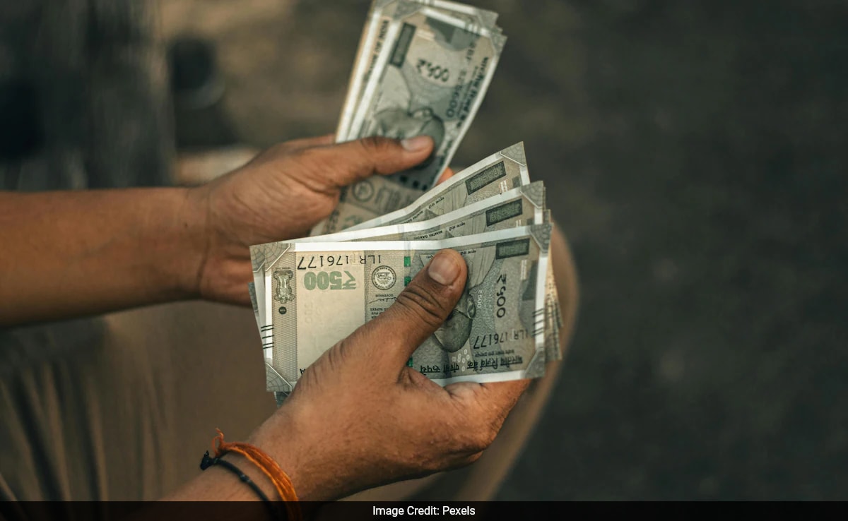 रेलवे में चपरासी को कितनी सैलरी मिलती है? जानकर हैरान रह जाएंगे आप