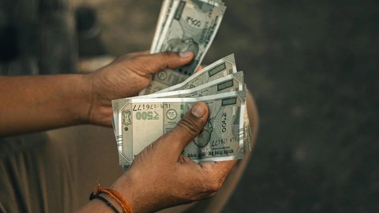 रेलवे में चपरासी को कितनी सैलरी मिलती है? जानकर हैरान रह जाएंगे आप