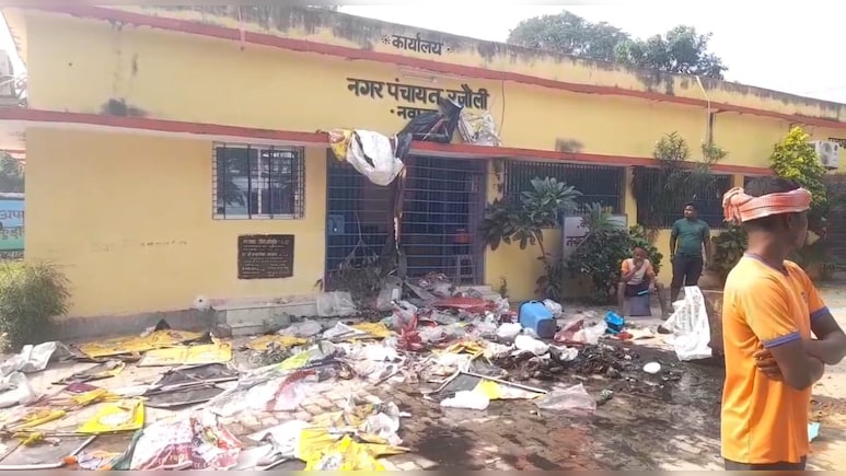 नवादा में नगर पंचायत के गेट पर सफाईकर्मियों ने क्यों जमा कर दिया कचड़े का ढेर, पढ़ें क्या पीछे की कहानी