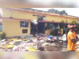 नवादा में नगर पंचायत के गेट पर सफाईकर्मियों ने क्यों जमा कर दिया कचड़े का ढेर, पढ़ें क्या पीछे की कहानी नवादा में नगर पंचायत के गेट पर सफाईकर्मियों ने क्यों जमा कर दिया कचड़े का ढेर, पढ़ें क्या पीछे की कहानी