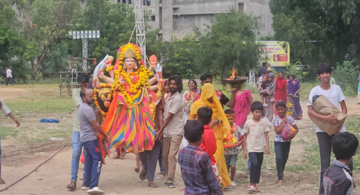 माता की मूर्ति का किया विसर्जन. माता की मूर्ति का किया विसर्जन.