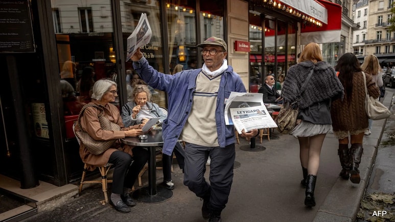 Meet Ali Akbar, Last Newspaper Hawker Who Makes Paris Laugh With His Headlines Meet Ali Akbar, Last Newspaper Hawker Who Makes Paris Laugh With His Headlines