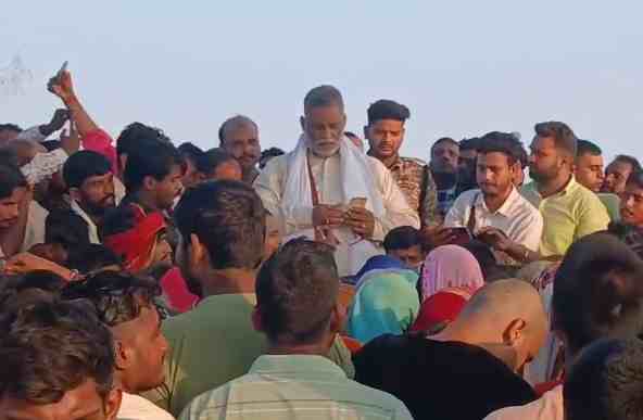 VIDEO : पूर्णिया सांसद पप्पू यादव ने बिहार में बाढ़ पीड़ितों को बांटा कैश, आचार संहिता की उड़ी धज्जियां