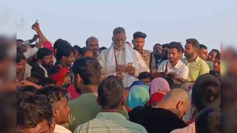 VIDEO : पूर्णिया सांसद पप्पू यादव ने बिहार में बाढ़ पीड़ितों को बांटा कैश, आचार संहिता की उड़ी धज्जियां VIDEO : पूर्णिया सांसद पप्पू यादव ने बिहार में बाढ़ पीड़ितों को बांटा कैश, आचार संहिता की उड़ी धज्जियां