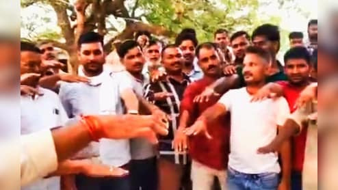 दलित पेशाब कांड: सवर्ण समाज ने की महापंचायत, दलितों का सामाजिक बहिष्कार करने की घोषणा की