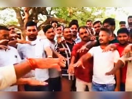 दलित पेशाब कांड: सवर्ण समाज ने की महापंचायत, दलितों का सामाजिक बहिष्कार करने की घोषणा की दलित पेशाब कांड: सवर्ण समाज ने की महापंचायत, दलितों का सामाजिक बहिष्कार करने की घोषणा की