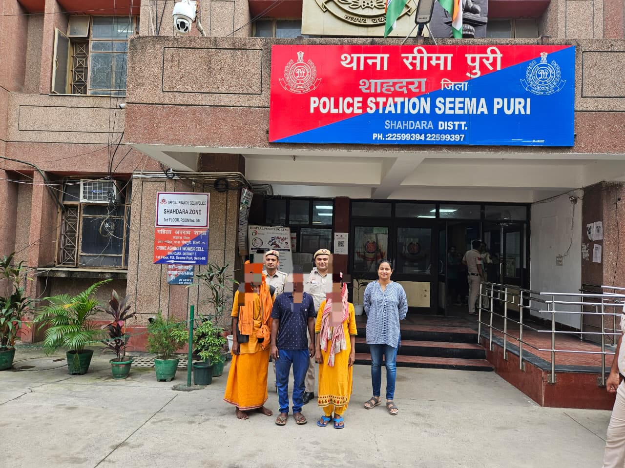 इंसानियत की मिसाल!  दिल्ली पुलिस ने सड़क पर घूम रही महिला को परिवार से ऐसे मिलवाया