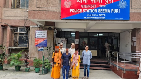 इंसानियत की मिसाल!  दिल्ली पुलिस ने सड़क पर घूम रही महिला को परिवार से ऐसे मिलवाया