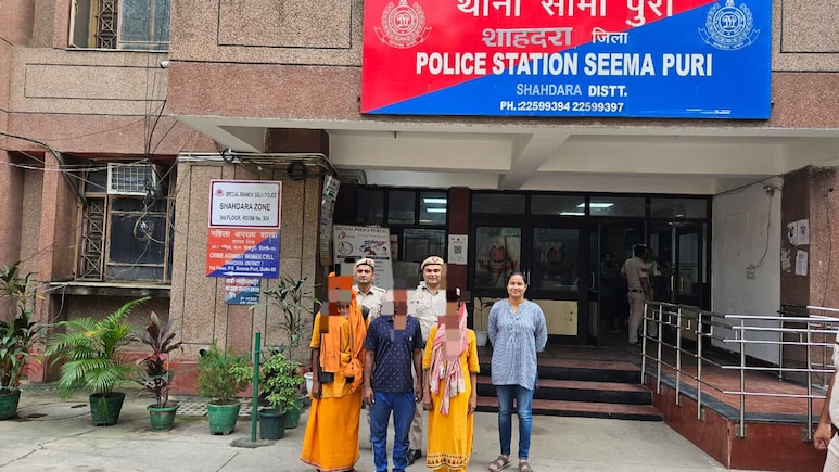 इंसानियत की मिसाल!  दिल्ली पुलिस ने सड़क पर घूम रही महिला को परिवार से ऐसे मिलवाया