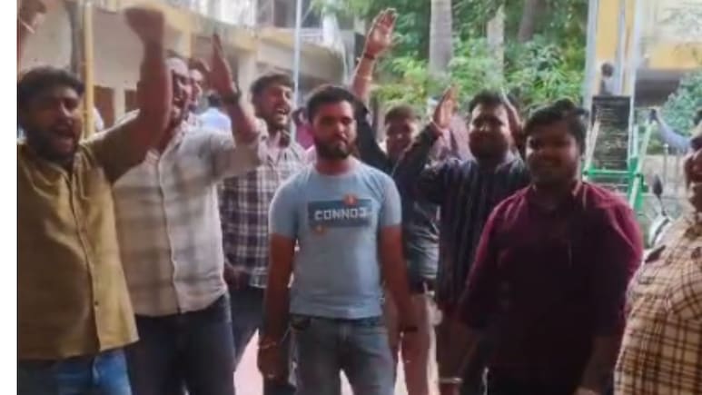 'ज‍िसकी लाठी उसकी भैंस', हरदा का PM कॉलेज बना राजनी‍त‍ि का अखाड़ा, अतिथि विद्वान को बनाया 'तमाशा'; जानें मामला