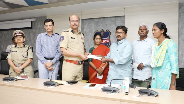 छत्तीसगढ़ में 3 नक्सलियों ने किया आत्मसमर्पण, जान‍िए कौन हैं ये टॉप लीडर? 