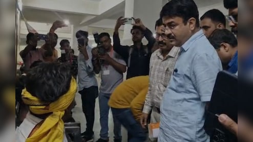 अचानक अस्पताल पहुंचे प्रभारी मंत्री; मरीजों से पूछा हालचाल, महिला फार्मासिस्ट से ली जानकारी