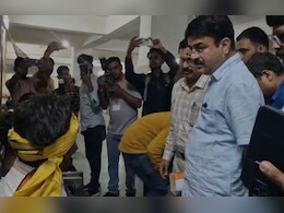 अचानक अस्पताल पहुंचे प्रभारी मंत्री; मरीजों से पूछा हालचाल, महिला फार्मासिस्ट से ली जानकारी अचानक अस्पताल पहुंचे प्रभारी मंत्री; मरीजों से पूछा हालचाल, महिला फार्मासिस्ट से ली जानकारी