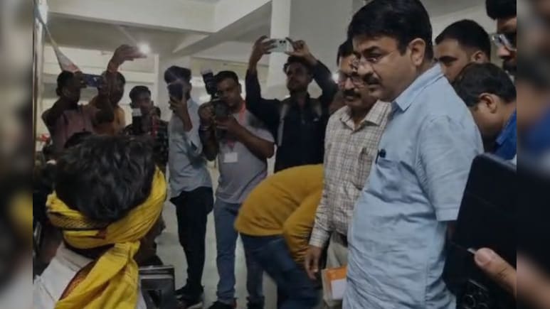 अचानक अस्पताल पहुंचे प्रभारी मंत्री; मरीजों से पूछा हालचाल, महिला फार्मासिस्ट से ली जानकारी अचानक अस्पताल पहुंचे प्रभारी मंत्री; मरीजों से पूछा हालचाल, महिला फार्मासिस्ट से ली जानकारी