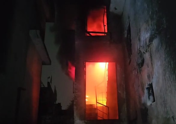 लखनऊ में 3 मंजिला बिल्डिंग में लगी भीषण आग, आग बुझाने गए 5 फायरकर्मी घायल 