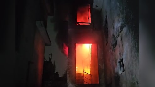 लखनऊ में 3 मंजिला बिल्डिंग में लगी भीषण आग, आग बुझाने गए 5 फायरकर्मी घायल 