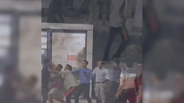 लाठी-डंडों से दौड़ा-दौड़ाकर मारा... दिवाली की रात दबंगों ने नोएडा के पेट्रोल पंप पर मचाया उत्पात, देखिए वीडियो लाठी-डंडों से दौड़ा-दौड़ाकर मारा... दिवाली की रात दबंगों ने नोएडा के पेट्रोल पंप पर मचाया उत्पात, देखिए वीडियो