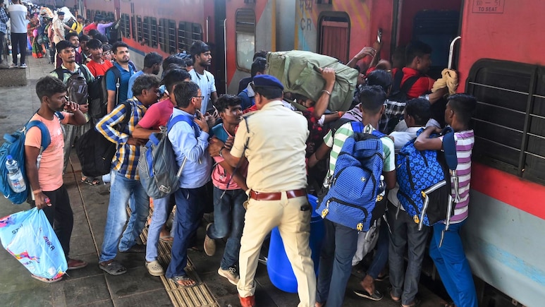 ट्रेन टु बिहार: हम कब अपनी मिट्टी में राजा बनेंगे? छठ पर घर लौटते बिहार का दर्द