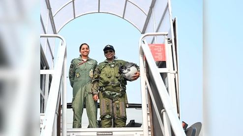 राष्ट्रपति द्रौपदी मुर्मू के साथ फोटो, जानिए कौन हैं राफेल की पहली महिला फाइटर पायलट शिवांगी सिंह