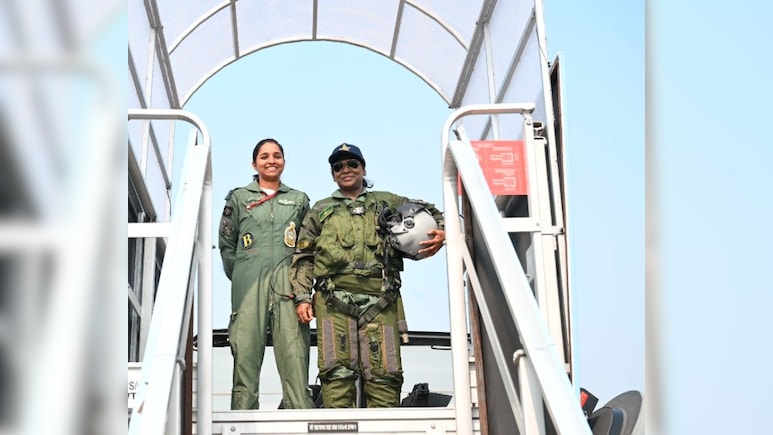राष्ट्रपति द्रौपदी मुर्मू के साथ फोटो, जानिए कौन हैं राफेल की पहली महिला फाइटर पायलट शिवांगी सिंह