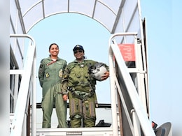 राष्ट्रपति द्रौपदी मुर्मू का साथ फोटो, जानिए कौन हैं राफेल की पहली महिला फाइटर पायलट शिवांगी सिंह राष्ट्रपति द्रौपदी मुर्मू का साथ फोटो, जानिए कौन हैं राफेल की पहली महिला फाइटर पायलट शिवांगी सिंह