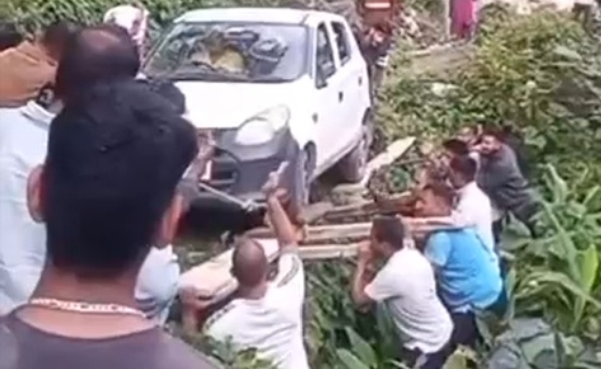 दम लगा के हईशा.. जब कहीं से नहीं मिली मदद, मंडी के लोगों ने कर दिया करिश्मा...कंधे पर से कार को निकाला दिया!