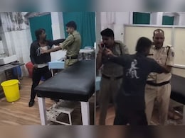रतलाम जिला अस्पताल में इलाज में देरी से भड़का युवक, पुलिस कर्मियों से की मारपीट रतलाम जिला अस्पताल में इलाज में देरी से भड़का युवक, पुलिस कर्मियों से की मारपीट