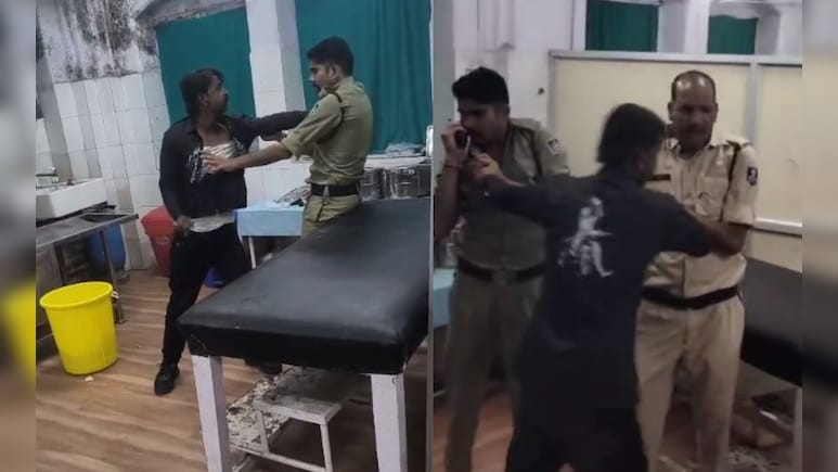 रतलाम जिला अस्पताल में इलाज में देरी से भड़का युवक, पुलिस कर्मियों से की मारपीट रतलाम जिला अस्पताल में इलाज में देरी से भड़का युवक, पुलिस कर्मियों से की मारपीट