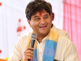 MP: महिला की मौत के बाद अचानक अशोकनगर पहुंचे सिंधिया, खाद वितरण केंद्र का किया औचक निरीक्षण, अन्नदाताओं को लेकर कही ये बात