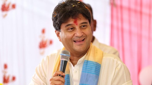 MP: महिला की मौत के बाद अचानक अशोकनगर पहुंचे सिंधिया, खाद वितरण केंद्र का किया औचक निरीक्षण, अन्नदाताओं को लेकर कही ये बात