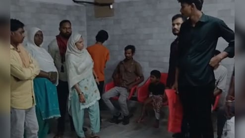 बेटे को बचाने गई मां की पीट-पीटकर हत्या,परिजनों ने पुलिस पर भी लगाए FIR दर्ज न करने के आरोप 