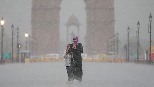 दिन में अंधेरा और फिर बारिश, देखिए दिल्ली-एनसीआर में मौसम ने दिया क्या सरप्राइज