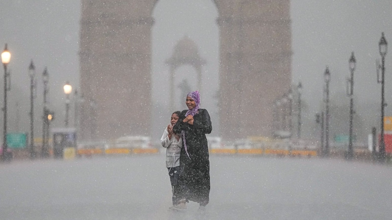 दिन में अंधेरा और फिर बारिश, देखिए दिल्ली-एनसीआर में मौसम ने दिया क्या सरप्राइज