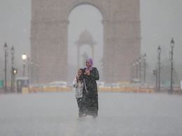 दिन में अंधेरा और फिर बारिश, देखिए दिल्ली-एनसीआर में मौसम ने दिया क्या सरप्राइज दिन में अंधेरा और फिर बारिश, देखिए दिल्ली-एनसीआर में मौसम ने दिया क्या सरप्राइज