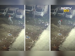 Pune News: गावगुंडाची दहशत, शहरात पुन्हा वाहनांची तोडफोड, थरारक CCTV आला पुढे Pune News: गावगुंडाची दहशत, शहरात पुन्हा वाहनांची तोडफोड, थरारक CCTV आला पुढे