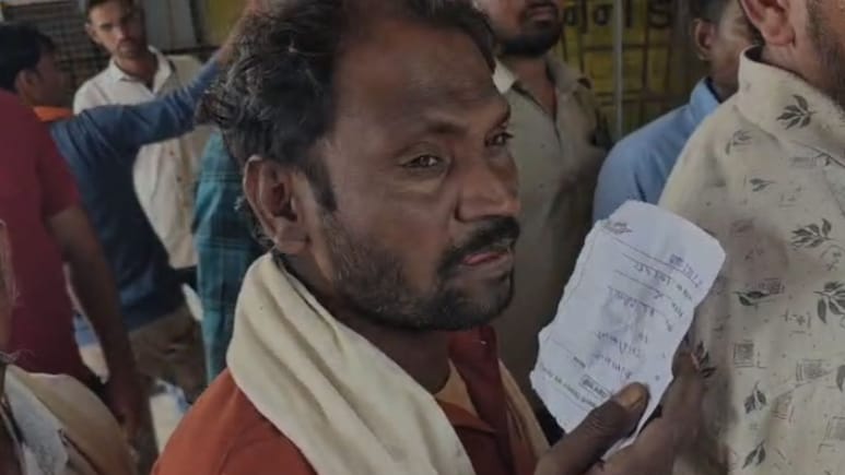DAP Shortage: मध्य प्रदेश में खाद के लिए टूट रहा किसानों के सब्र का बांध, क्यों नहीं मिल रही खाद? DAP Shortage: मध्य प्रदेश में खाद के लिए टूट रहा किसानों के सब्र का बांध, क्यों नहीं मिल रही खाद?