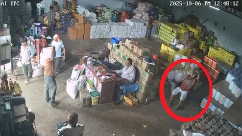 मदद के इंतज़ार में तड़पती एक जिंदगी, सामने बैठा मालिक मोबाइल चलाता रहा, कर्मचारी ने आखों के सामने तोड़ा दम