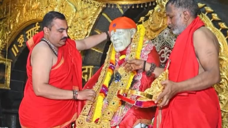 नाव गुप्त ठेवत साईचरणी महादान! आंध्रप्रदेशातील भक्ताने दिलेल्या सुवर्णहाराची किंमत ऐकून हादरून जाल