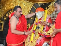 नाव गुप्त ठेवत साईचरणी महादान! आंध्रप्रदेशातील भक्ताने दिलेल्या सुवर्णहाराची किंमत ऐकून हादरून जाल नाव गुप्त ठेवत साईचरणी महादान! आंध्रप्रदेशातील भक्ताने दिलेल्या सुवर्णहाराची किंमत ऐकून हादरून जाल