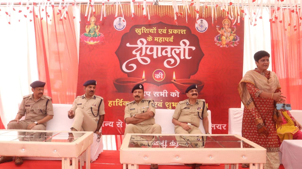 पुलिस लाइन में जवानों के परिवारों के साथ दिवाली मनाने पहुंचे आईजी और डीआईजी पुलिस लाइन में जवानों के परिवारों के साथ दिवाली मनाने पहुंचे आईजी और डीआईजी