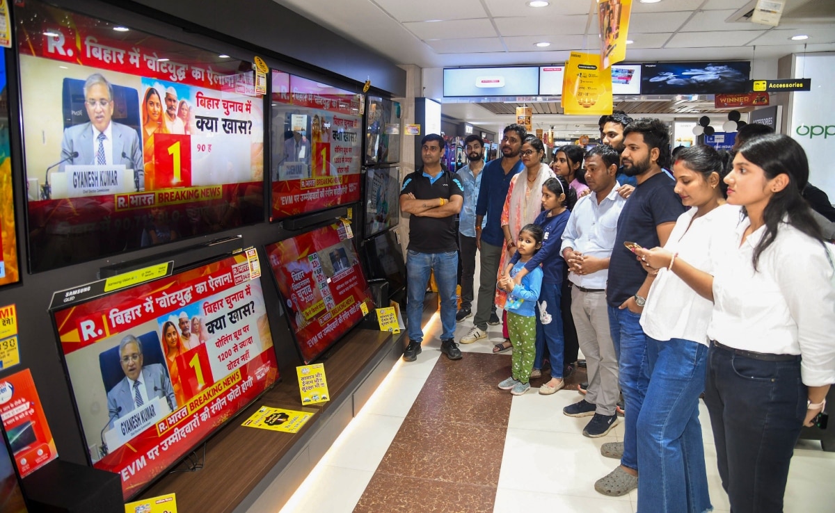 चुनाव आयोग ने बिहार विधानसभा चुनाव की तारीखों का ऐलान कर दिया है. इस बार का चुनाव दो चरण में छह और 11 नवंबर को कराया जाएगा. चुनाव आयोग ने बिहार विधानसभा चुनाव की तारीखों का ऐलान कर दिया है. इस बार का चुनाव दो चरण में छह और 11 नवंबर को कराया जाएगा.