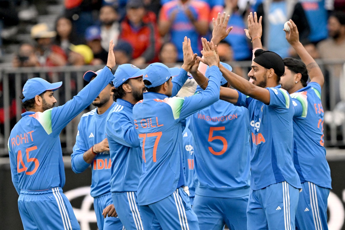 IND vs AUS Live Score, 1st ODI: Rohit Sharma Springs Into Action With Low Catch; India Get Crucial Wicket