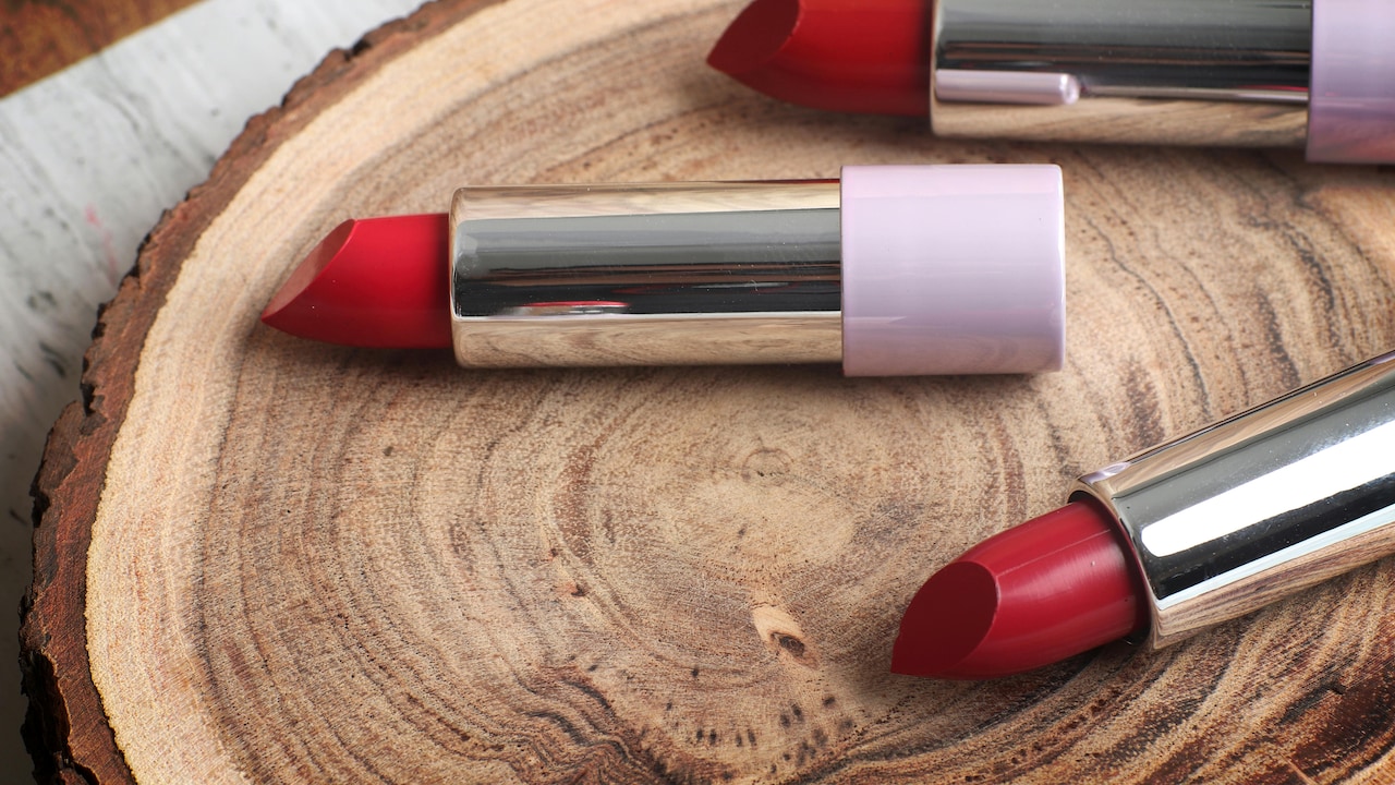 Best Lipstick Shades for Evening Puja Lighting (Hint: Avoid Gloss)