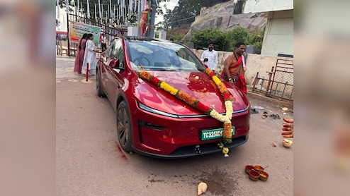 इंडियन स्टाइल से हुई Tesla की टेस्टिंग, नारियल, कुमकुम और माला के साथ सड़क पर उतरी, हंसी से लोटपोट हुए लोग