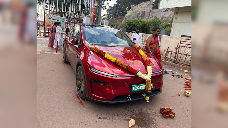 इंडियन स्टाइल से हुई Tesla की टेस्टिंग, नारियल, कुमकुम और माला के साथ सड़क पर उतरी, हंसी से लोटपोट हुए लोग