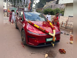 इंडियन स्टाइल से हुई Tesla की टेस्टिंग, नारियल, कुमकुम और माला के साथ सड़क पर उतरी, हंसी से लोटपोट हुए लोग इंडियन स्टाइल से हुई Tesla की टेस्टिंग, नारियल, कुमकुम और माला के साथ सड़क पर उतरी, हंसी से लोटपोट हुए लोग