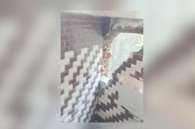 दीवार तोड़कर घुसे चोर दीवार तोड़कर घुसे चोर