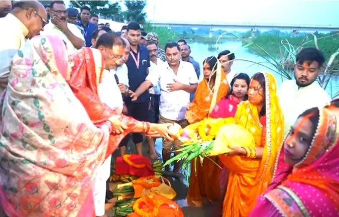 जशपुर में सीएम साय ने अपनी पत्नी के साथ पूजा की। जशपुर में सीएम साय ने अपनी पत्नी के साथ पूजा की।