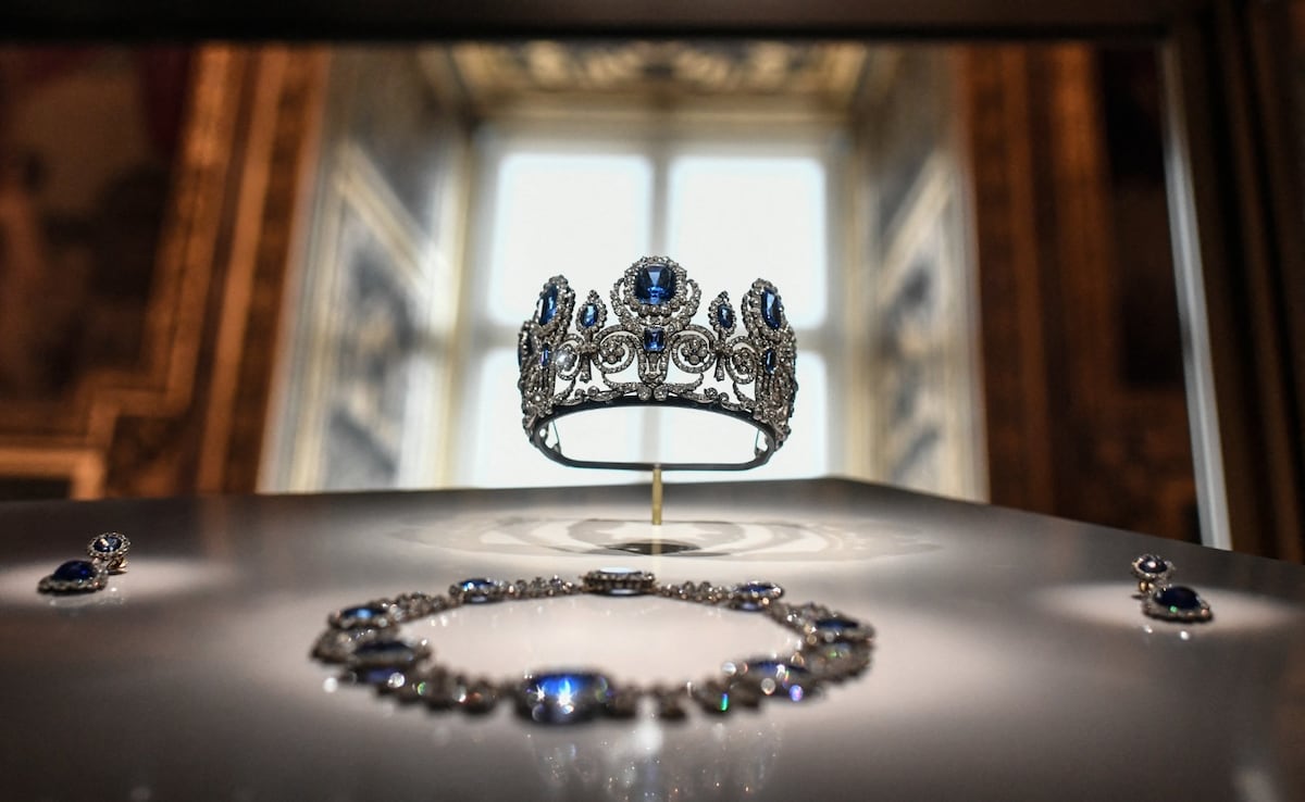 The "parure de la reine Marie-Amelie et de la Reine Hortense" (set of jewelry of Queen Marie-Amelie and Queen Hortense) The "parure de la reine Marie-Amelie et de la Reine Hortense" (set of jewelry of Queen Marie-Amelie and Queen Hortense)