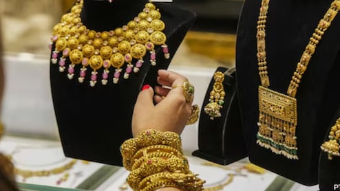 Gold and Silver Rates Today: नए रिकॉर्ड स्तर पर गोल्ड; MCX पर सोने की कीमतें 1.27 लाख रुपये प्रति 10 ग्राम